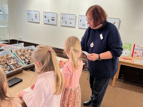 Die Meefisch-Ausstellung kindgerecht erleben: Valentina Harth führt Kinder durch die aktuelle Bilderbuch-Schau im Marktheidenfelder Franck-Haus
