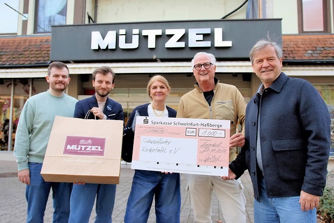 Das Euerdorfer Modezentrum Mützel spendete 1000 Euro an die Schweinfurter Kindertafel
