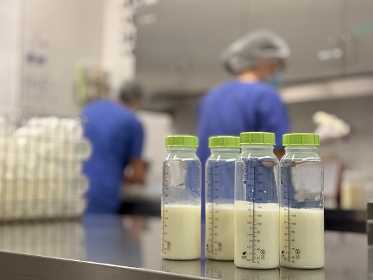 75 Liter lebensrettende Muttermilch an 48 Frühchen gespendet: Frauenmilchbank des UKW zieht ein Jahr nach Eröffnung positive Bilanz