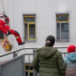 Weihnachtliche Freude vom Dach: Nikoläuse der Würzburger Feuerwehr überraschen auch die Patienten der Missio Kinderklinik