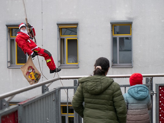Weihnachtliche Freude vom Dach: Nikoläuse der Würzburger Feuerwehr überraschen auch die Patienten der Missio Kinderklinik