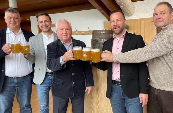 Ein Prosit auf 40 Jahre Obermain Therme: Anstich des Jubiläumsbieres eröffnet Jubiläumsjahr in Bad Staffelstein