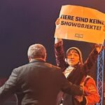 PETA-Aktivistin stürmt die Manege beim Circus-Krone-Weihnachtszirkus in Würzburg: „Tiere sind keine Showobjekte!“