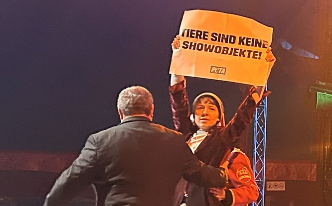 PETA-Aktivistin stürmt die Manege beim Circus-Krone-Weihnachtszirkus in Würzburg: „Tiere sind keine Showobjekte!“