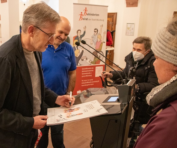 „Mit Behinderungen ist zu rechnen“: Die Cartoon-Ausstellung im Würzburger Rathaus ist eröffnet