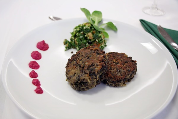 Das große Potenzial von Linsen, Kichererbsen & Co.: Berufsschüler aus Kitzingen und Ochsenfurt lernen „Bio-Nischenkulturen“ kennen