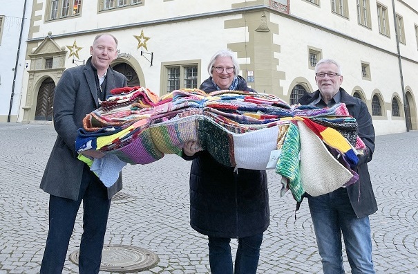 Ein 100 Meter-Schal für die Demokratie als einzigartige Aktion in Kitzingen