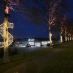 Schonungen ist das neue Hollywood: Ein beleuchtetes „Ortsschild“ sorgt vor dem Weihnachtsmarkt für Erstaunen