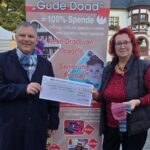 3.335 Euro: Ingrid Dusolt strickt unermüdlich und spendet der Stadt Volkach den Erlös fürs Freibad