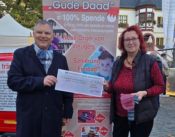 3.335 Euro: Ingrid Dusolt strickt unermüdlich und spendet der Stadt Volkach den Erlös fürs Freibad