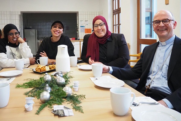 Hilfe auf dem Weg in ein selbstbestimmtes Leben: Bischof Dr. Franz Jung besucht Haus Sankt Lioba