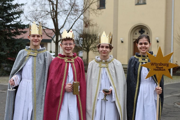 In neuen Gewändern nach Berlin: Sternsinger aus Hesselbach sind für Besuch im Bundeskanzleramt gerüstet
