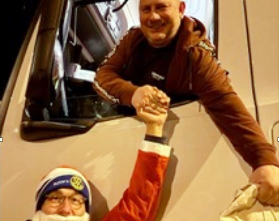 Der Rotary Weihnachtsmann beschenkt an der Autobahnraststätte gestrandete Trucker mit 5.000 Tüten