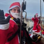 Feuerwehr-Nikoläuse erreichen UKW-Kinderklinik aus luftiger Höhe und überreichen Geschenke für die jungen Patienten nach einer spektakulären Abseilaktion