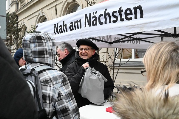 Am Straßenrand Weihnachten gefeiert: Bischof Dr. Franz Jung bei Andacht mit wohnsitz- und obdachlosen Menschen