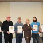 Dankesurkunde und ein Buchpräsent für verabschiedete Weinprüfer bei der Regierung von Unterfranken