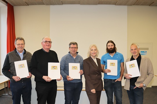 Dankesurkunde und ein Buchpräsent für verabschiedete Weinprüfer bei der Regierung von Unterfranken