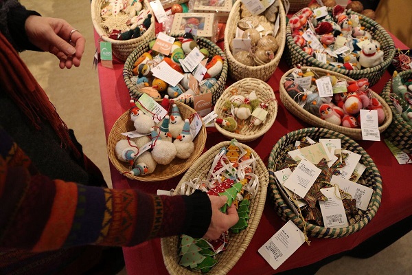 Schöne Dinge mit Mehrwert: Fairer Weihnachtsschmuck im Weltladen Würzburg