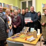 Spende aus dem Glühweinabend am Brunnenhäusle: Deshalb gab´s 200 Euro für die Bücherei in Weyer