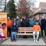Sitzbank am Main-Radweg für die Stadt Haßfurt: Augsfelder Lebenshilfe-Werkstatt setzt mit dem Orange-Day-Projekt ein Zeichen gegen Gewalt