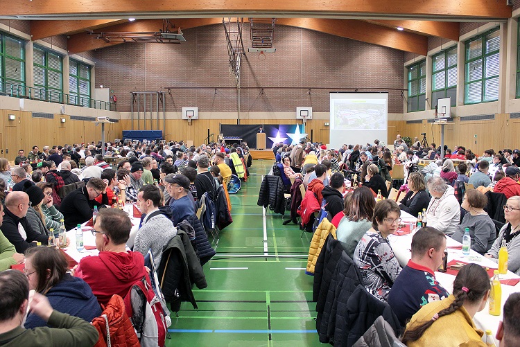 „Wir lassen uns verzaubern“: Weihnachtsfeier der Sennfelder Lebenshilfe-Werkstatt in der Frankenhalle