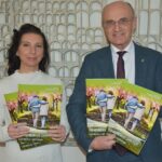 Neuer Seniorenwegweiser erschienen: Die Broschüre informiert über zentrale Themen rund um das Älterwerden