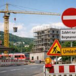 Hochbaukran in der Kurhausstraße: Der Bahnhof ist zwei Tage lang nur via Bergmannstraße anfahrbar