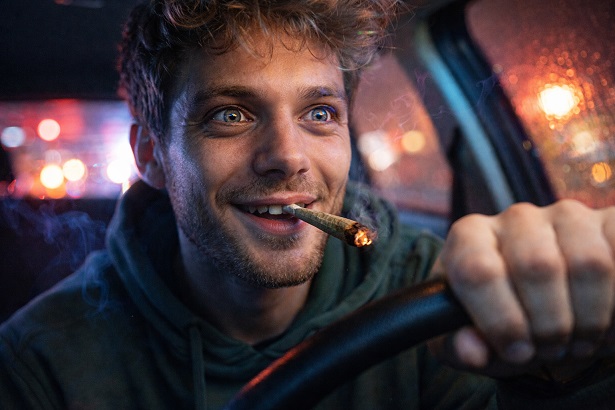 Sicherheit im Straßenverkehr: 27-Jähriger saß berauscht am Steuer, Polizei leitet Ermittlungen ein