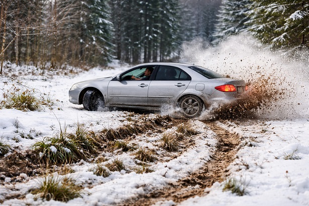 Wer kann Hinweise geben? Pkw driftet im Naturschutzgebiet und hinterlässt Flurschaden