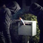 Zwei Unbekannte zerstörten mit Pyrotechnik den Briefkasten eines Einfamilienhauses in Dingolshausen