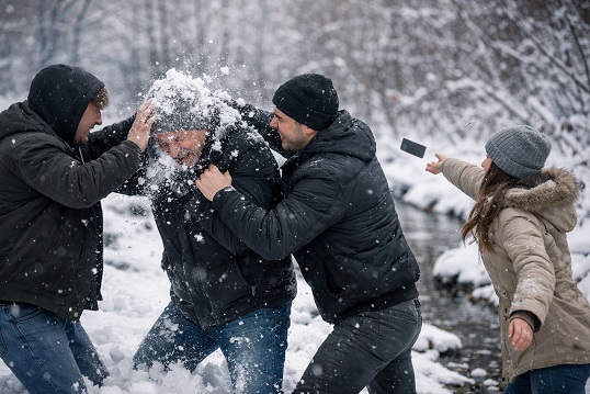 Körperliche Auseinandersetzung: 47-Jähriger wird mit Schnee beworfen, von zwei jungen Männern angegangen – und eine junge Frau wirft sein Handy Richtung Bach