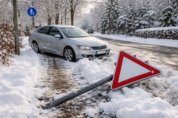 Aufgrund der geschlossenen Schneedecke rutschte ein Fahrzeug über einen Gehweg und beschädigte ein Verkehrszeichen