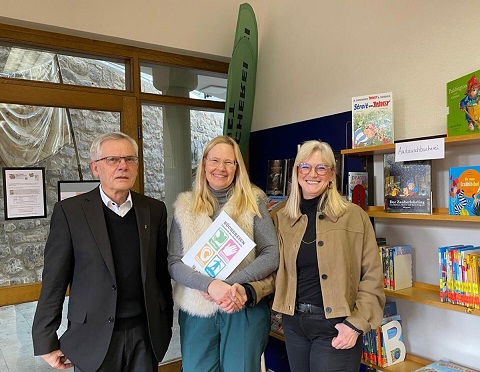 Die Katholische Öffentliche Bücherei Eltmann erhält das Demokratiesiegel des Sankt Michaelsbunds