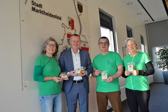 Fruchtsaftgummis aus handgelesenen Äpfeln: Bund Naturschutz übergibt 1.000 Päckchen an Stadt Marktheidenfeld