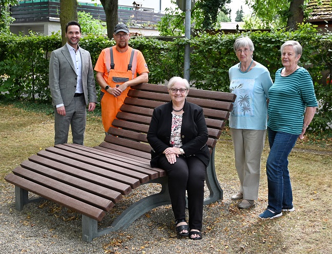 Weitere Spende der Frauen-Rotkreuzgruppe Gochsheim: Spielgruppe für Spielplatz an der Sportanlage des SC Weyer