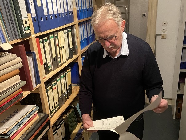 Arbeiten im umfangreichen Archiv: AKI Schweinfurt bewahrt industrielle Geschichte der Stadt