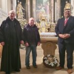 Überraschung für Josef Sauer nach der Christmette: Der Schwemmelsbacher ist seit 25 Jahren in der Kirchenverwaltung