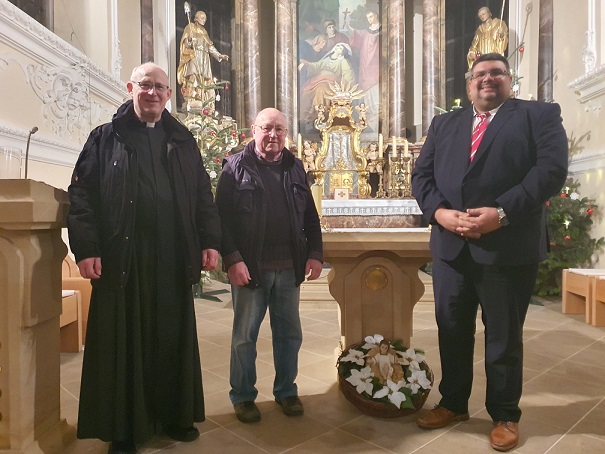 Überraschung für Josef Sauer nach der Christmette: Der Schwemmelsbacher ist seit 25 Jahren in der Kirchenverwaltung