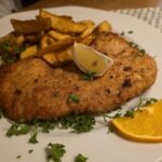 Essen wie Gott in Franken: Zwei Mal Putenschnitzel und Westernkartoffeln im Bräustüberl in Kaltenbrunn