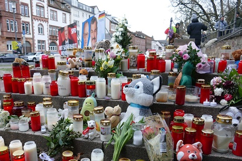 Respekt ist nicht verhandelbar“: Aschaffenburg erinnert an das Attentat im Park Schöntal vor einem Jahr