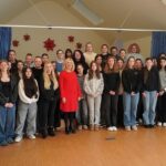 Landrätin Tamara Bischof im Austausch mit Zehntklässlerinnen der Mädchenrealschule Volkach