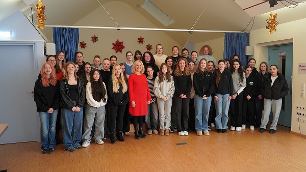 Landrätin Tamara Bischof im Austausch mit Zehntklässlerinnen der Mädchenrealschule Volkach