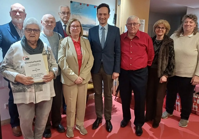 Neue Ehrenmitglieder beim AWO-Ortsverein Niederwerrn: Weihnachtsfeier im Martin-Luther-Haus mit Auftritt der Jugend des Dramatischen Vereins