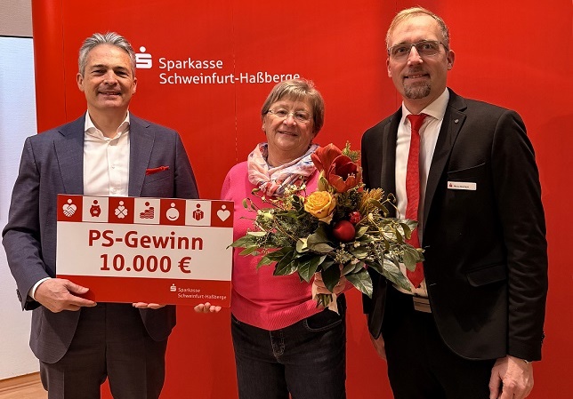 Großer Gewinn beim PS-Sparen: 10.000 Euro für Kundin der Sparkasse Schweinfurt-Haßberge