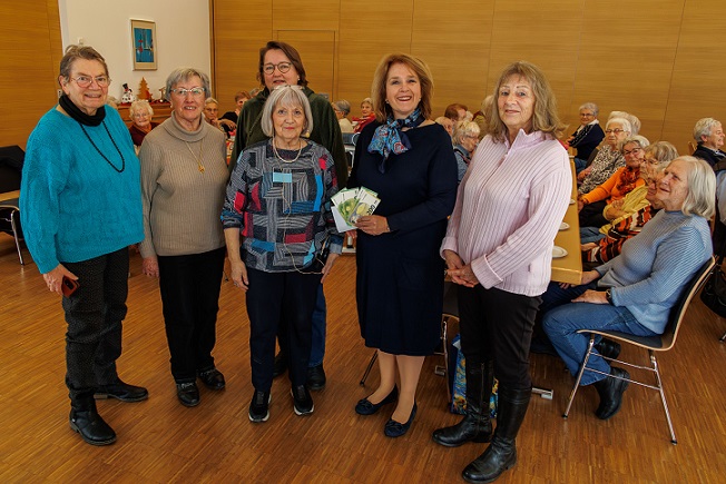 Palmbuschen-Aktion der Seniorenbegegnungsstätte Grafenrheinfeld hilft Zirkus Rafeldinio: 500 Euro für neue Zeltplane