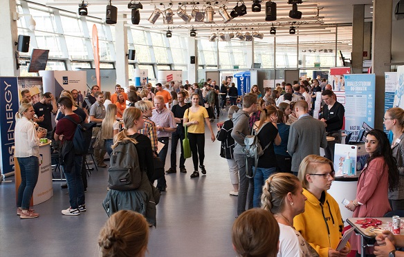 Die Berufswahlmesse parentum hilft Jugendlichen und ihren Eltern bei der Frage, ob es Ausbildung, (duales) Studium, Ausland oder FSJ sein soll