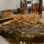 Essen wie Gott in Franken: Zweibelrostbraten mit Pommes und Salat zum Bockbier