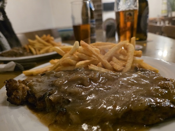 Essen wie Gott in Franken: Zweibelrostbraten mit Pommes und Salat zum Bockbier