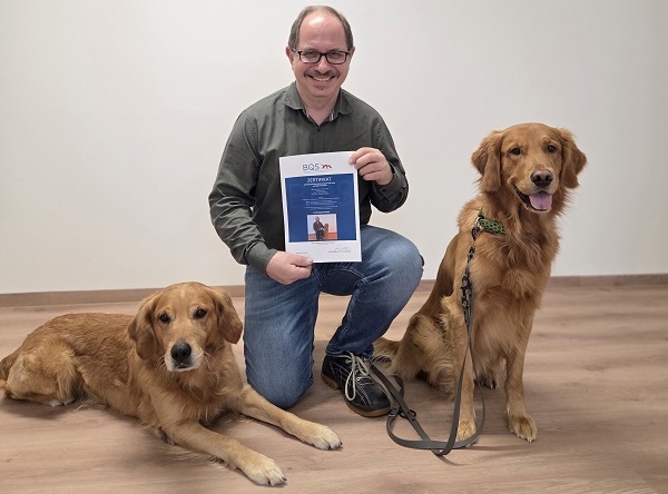 Unabhängig geprüft: Schimmelspürhund Bali verstärkt das #TeamBlau der Unternehmensgruppe Glöckle