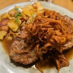 Fahr mal hin und kehr mal ein: Braumeister Fleischküchla mit Biersoße und knusprigen Bratkartoffeln
